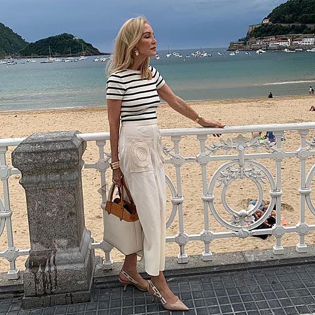 El pantalón culotte blanco de Carmen Lomana es el mejor aliado para ir cómoda y elegante (y está en el low cost)