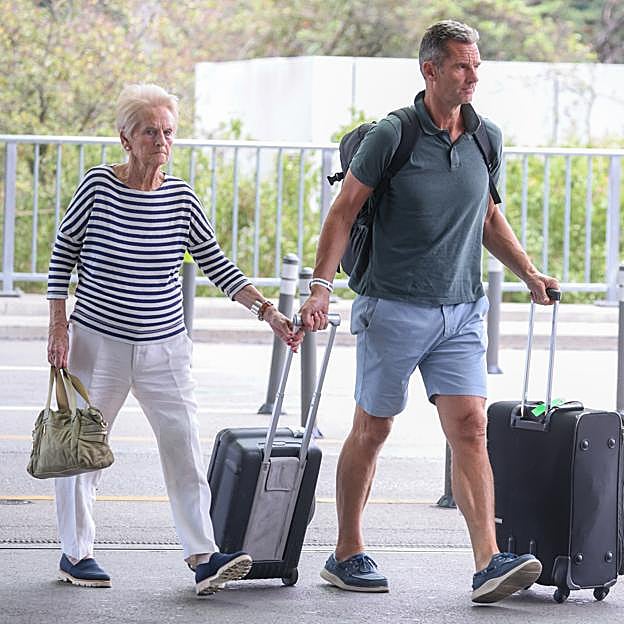 Claire Liebaert, paseando agarrada de la mano por Vitoria con sus hijos Iñaki y Laura. 