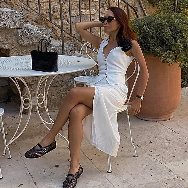 Deborah Rosa con bailarinas de rejilla.