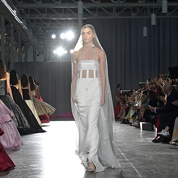 Imagen principal - Imáagenes del último desfile de Redondo Brand.