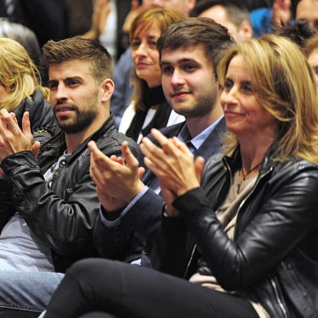 Gerard Piqué, su hermano Marc y su madre, Montserrat Bernabeu. /