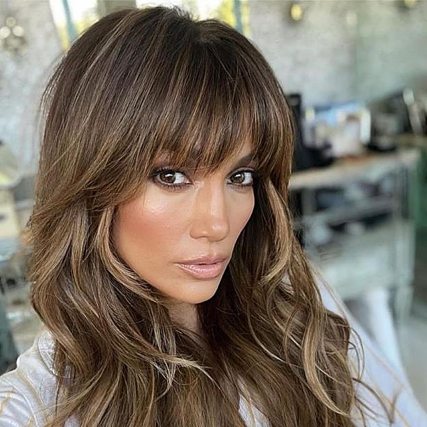 Jennifer Lopez enseñando su nuevo corte de pelo.