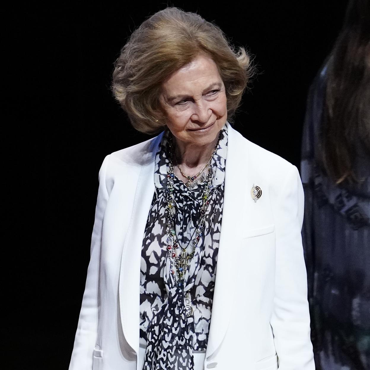 La reina Sofía con un traje blanco.