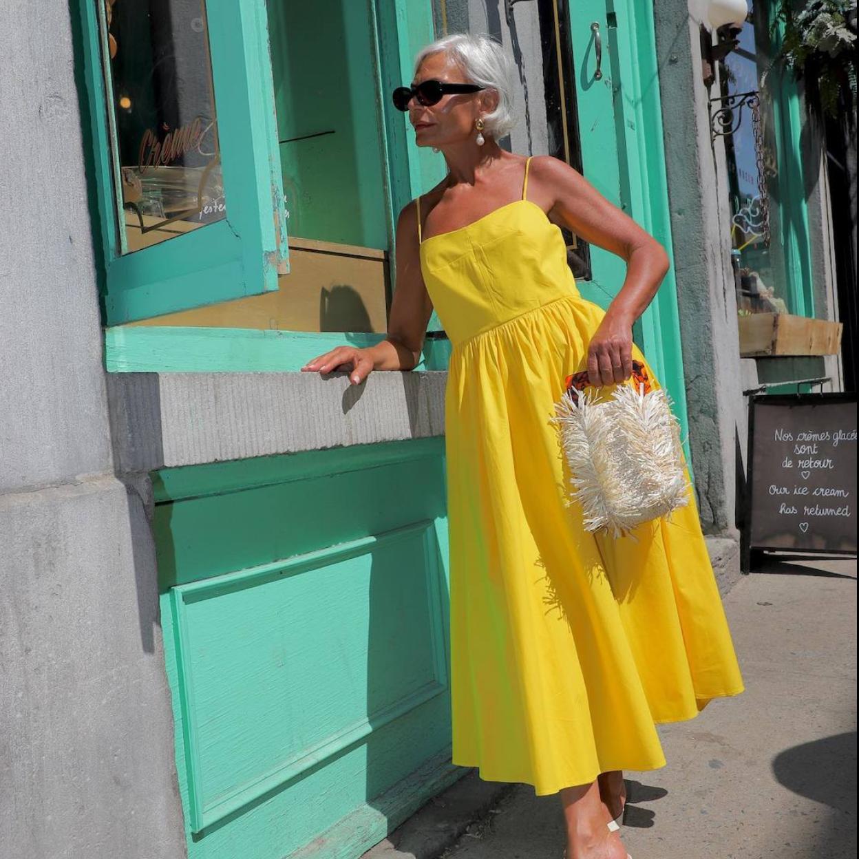 La influencer lleva un vestido en color de verano tendencia
