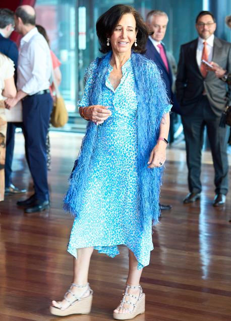 Imagen - Ana Botín con un vestido azul. / LIMITED PICTURES