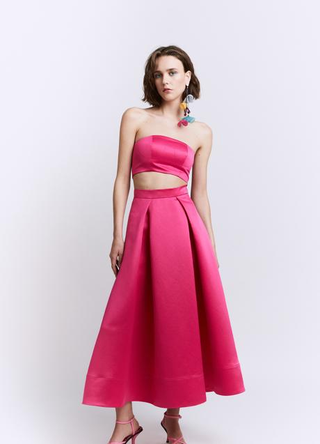 Imagen - Conjunto de raso magenta, top 19,99 euros (antes 35,99 euros) y falda 59,99 euros.