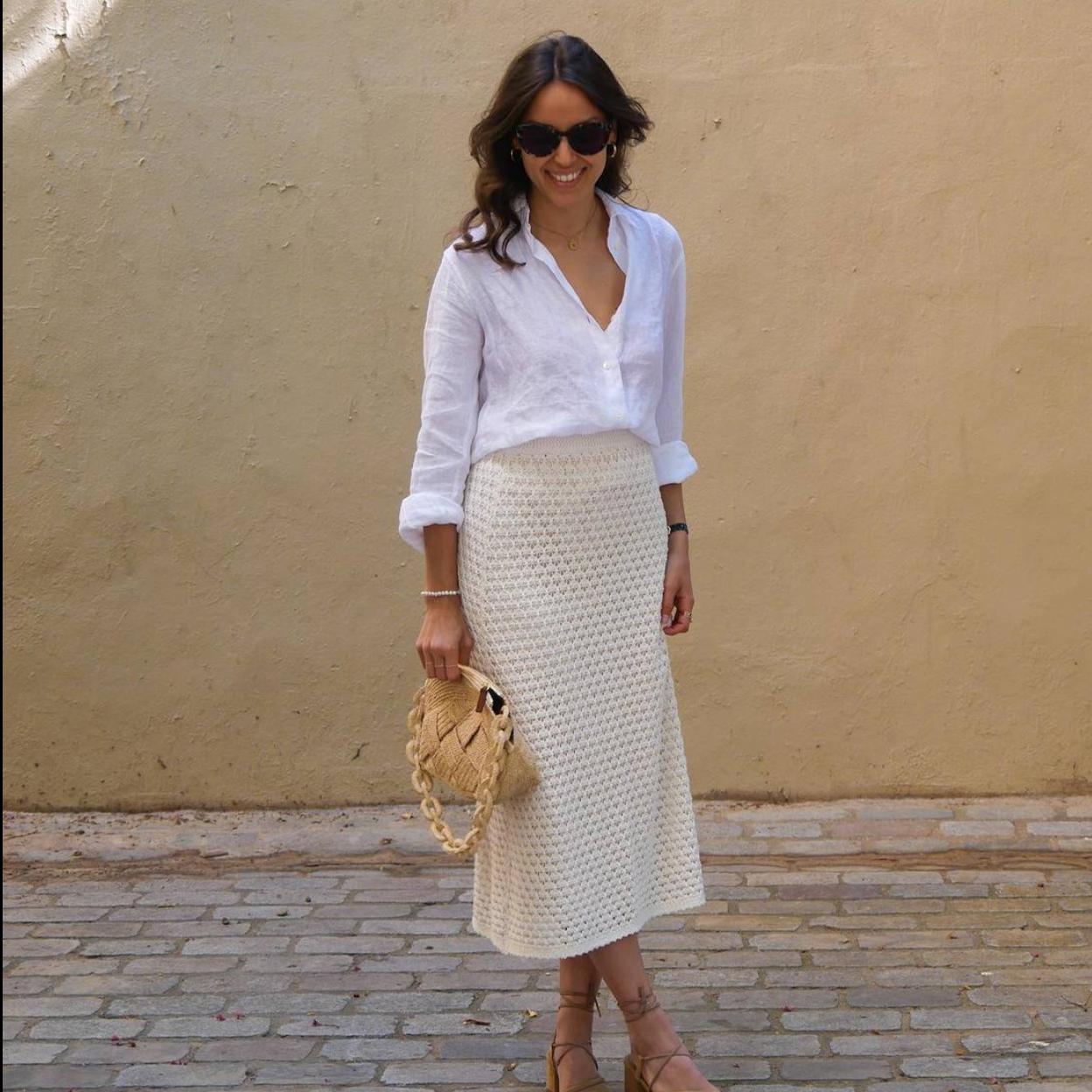 La influencer lleva una falda de crochet midi