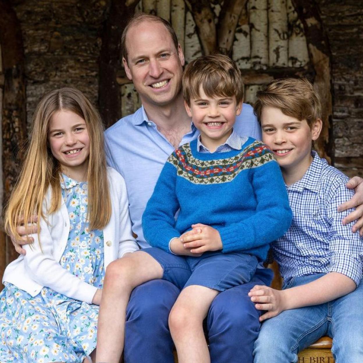 El príncipe Guillermo con sus tres hijos en una imagen de sus redes sociales.