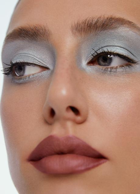 Imagen - Los labios en color frambuesa se han conseguido con el tono 842 Stormy Pink de Goog Girl Maxi Glaze de Herrera Beauty.