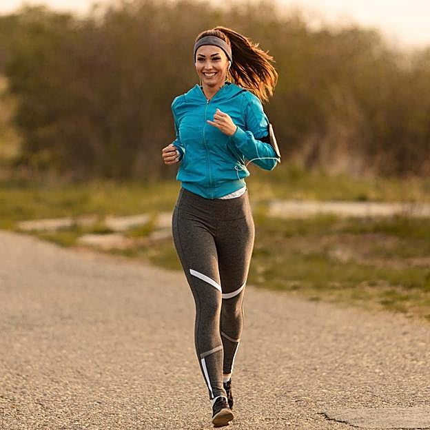 Mujer practicando running al aire libre. 