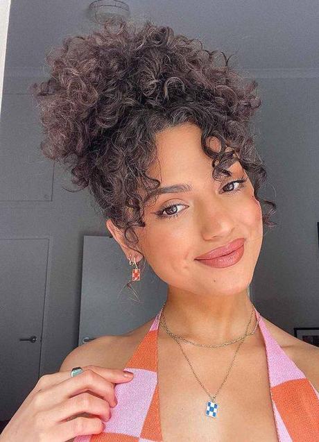 Imagen - Recogido para pelo rizado con coleta alta