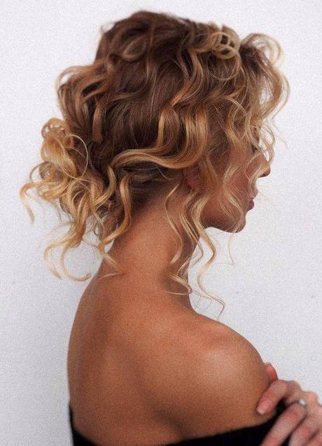 Imagen - Moño bajo de pelo rizado