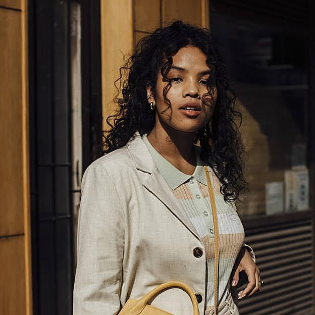 Trucos para saber cómo recoger el pelo rizado y las mejores ideas de peinados