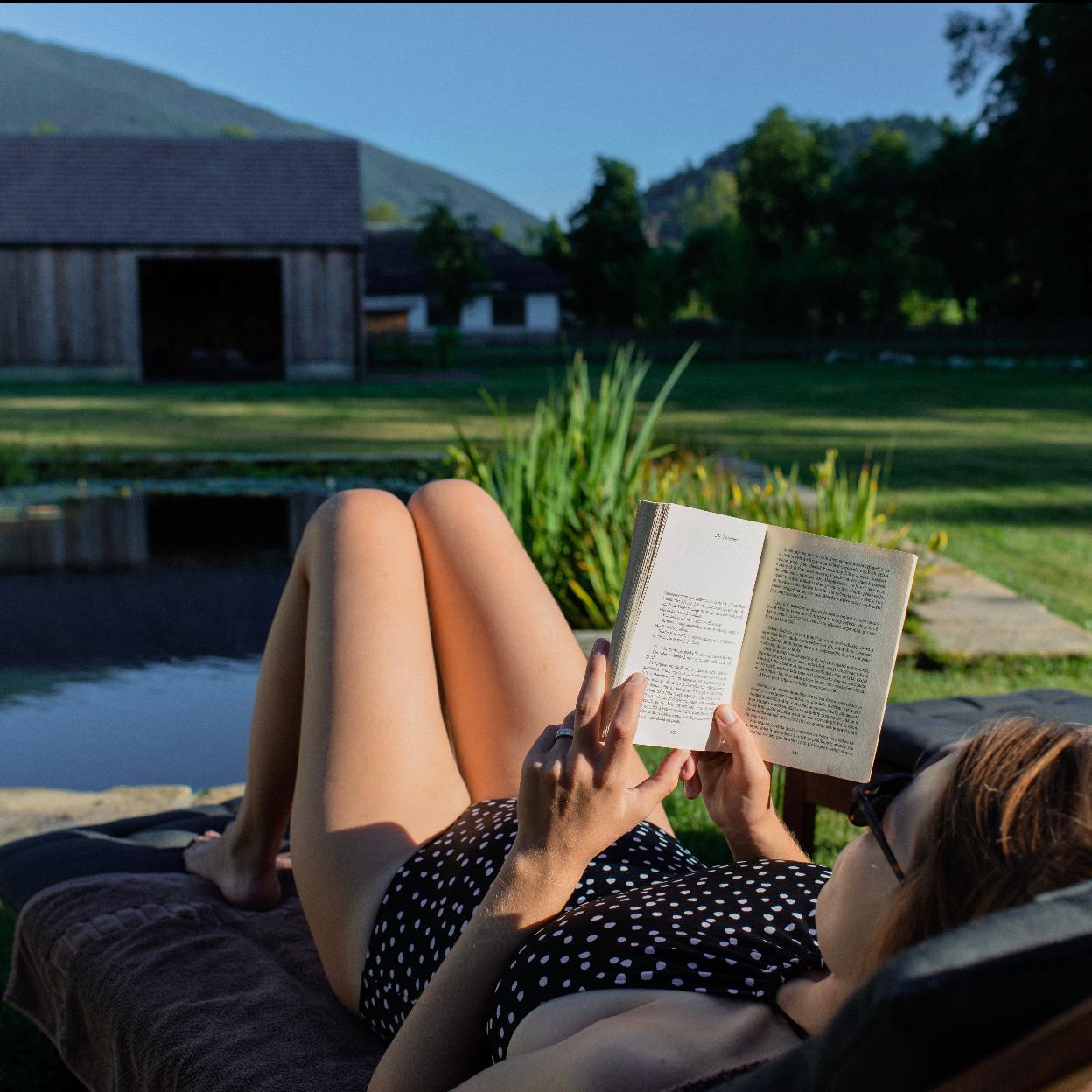 En la playa o la piscina, el placer de leer al aire libre es uno de los lujos que nos proporciona el verano.