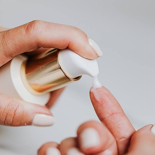 Mujer usando crema