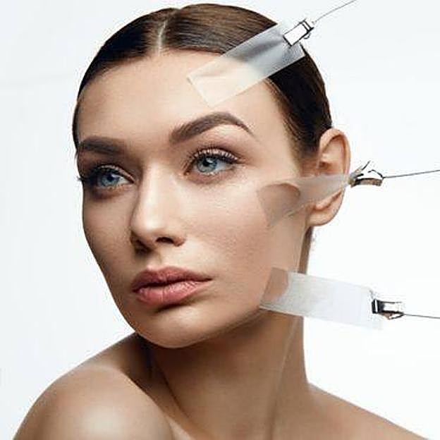 Modelo con piel firme representando la cara después de los hilos tensores 