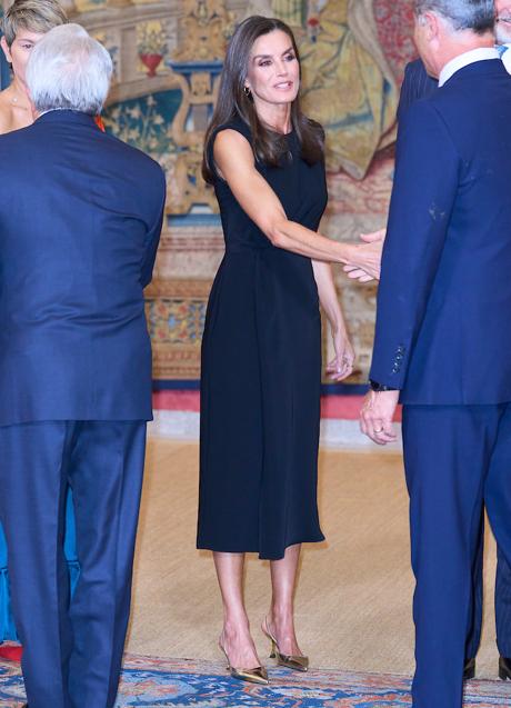 Imagen - La reina Letizia puede presumir tranquilamente de brazos, pero también de postura corporal, como demuestra en los larguísimos besamanos que atiende cada mes. (FOTO: LIMITED PICTURES)