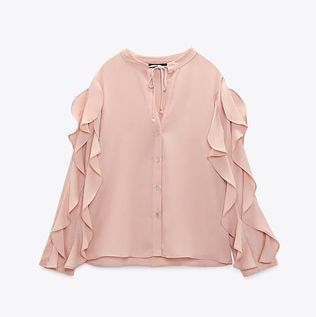 Imagen principal - LA blusa, el bolso y los pantalones de las rebajas de Zara.