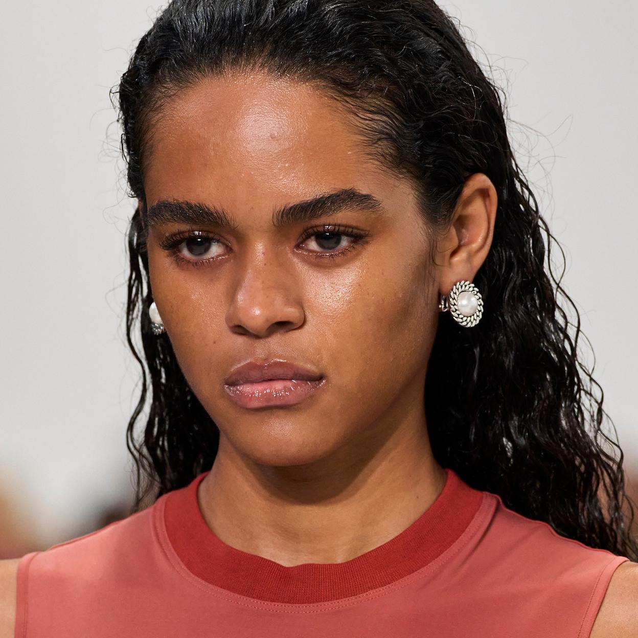 Una mujer con el cabello rizado.