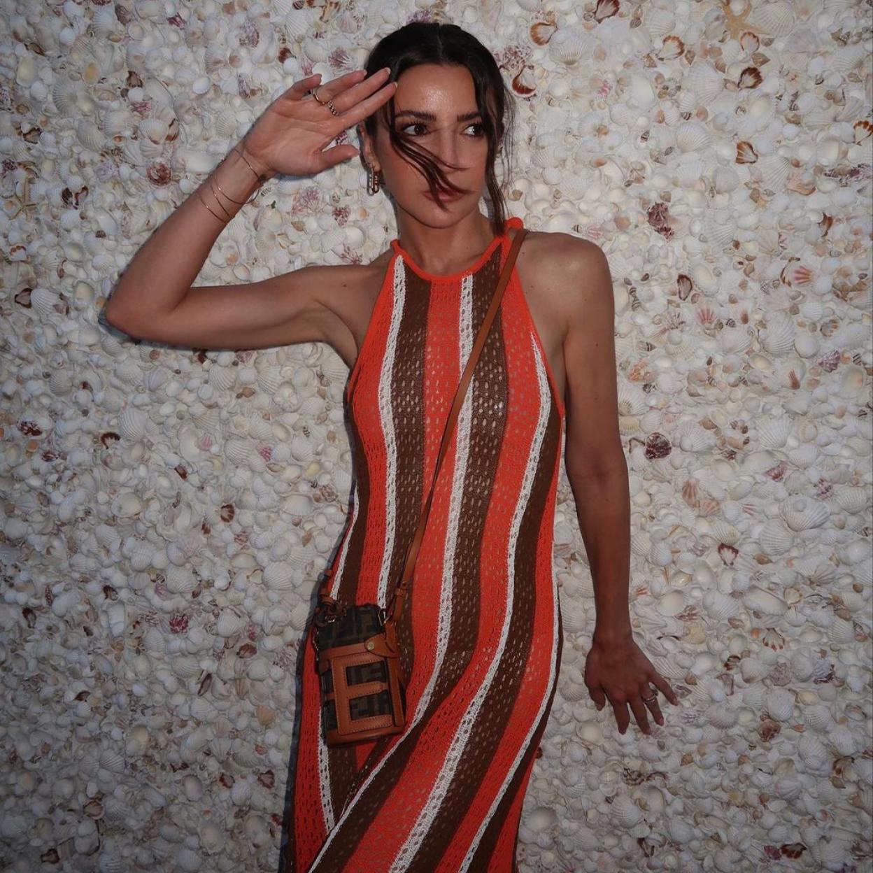 Alexandra Pereira con un bolso pequeño.