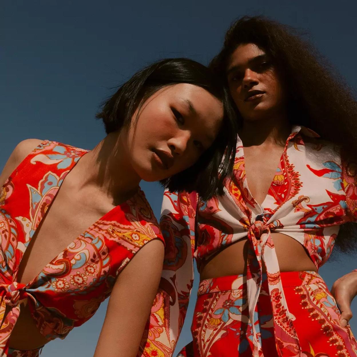 Vestidos midi, bolsos de rafia, sandalias de colores y muchas otras compras que tienes que añadir a tu lista de deseos de nueva temporada. 