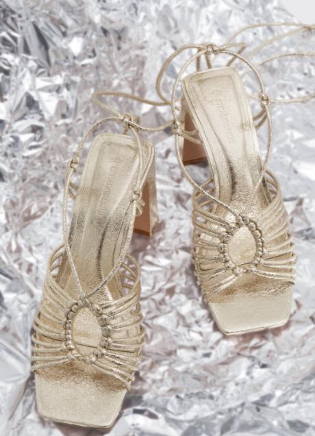 Imagen - Sandalias doradas de Stradivarius (29,99 euros)