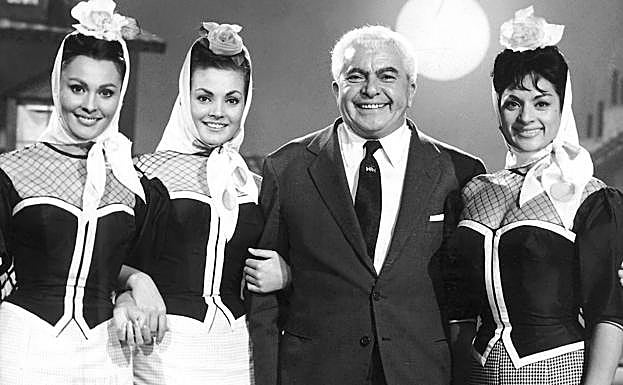 Carmen Sevilla con Paquita Rico, Lola Flores y Cesareo González