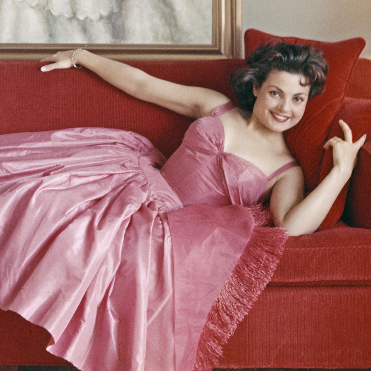 Carmen Sevilla comenzó su carrera como la novia de España, pero después de los 70 se convirtió en una sex symbol.