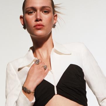 Imagen secundaria 1 - Anillo de oro y diamantes de PdPaola, imagen de campaña de Leandra y pendientes de M de Paulet.