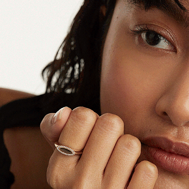 Imagen principal - Anillo de oro y diamantes de PdPaola, imagen de campaña de Leandra y pendientes de M de Paulet.