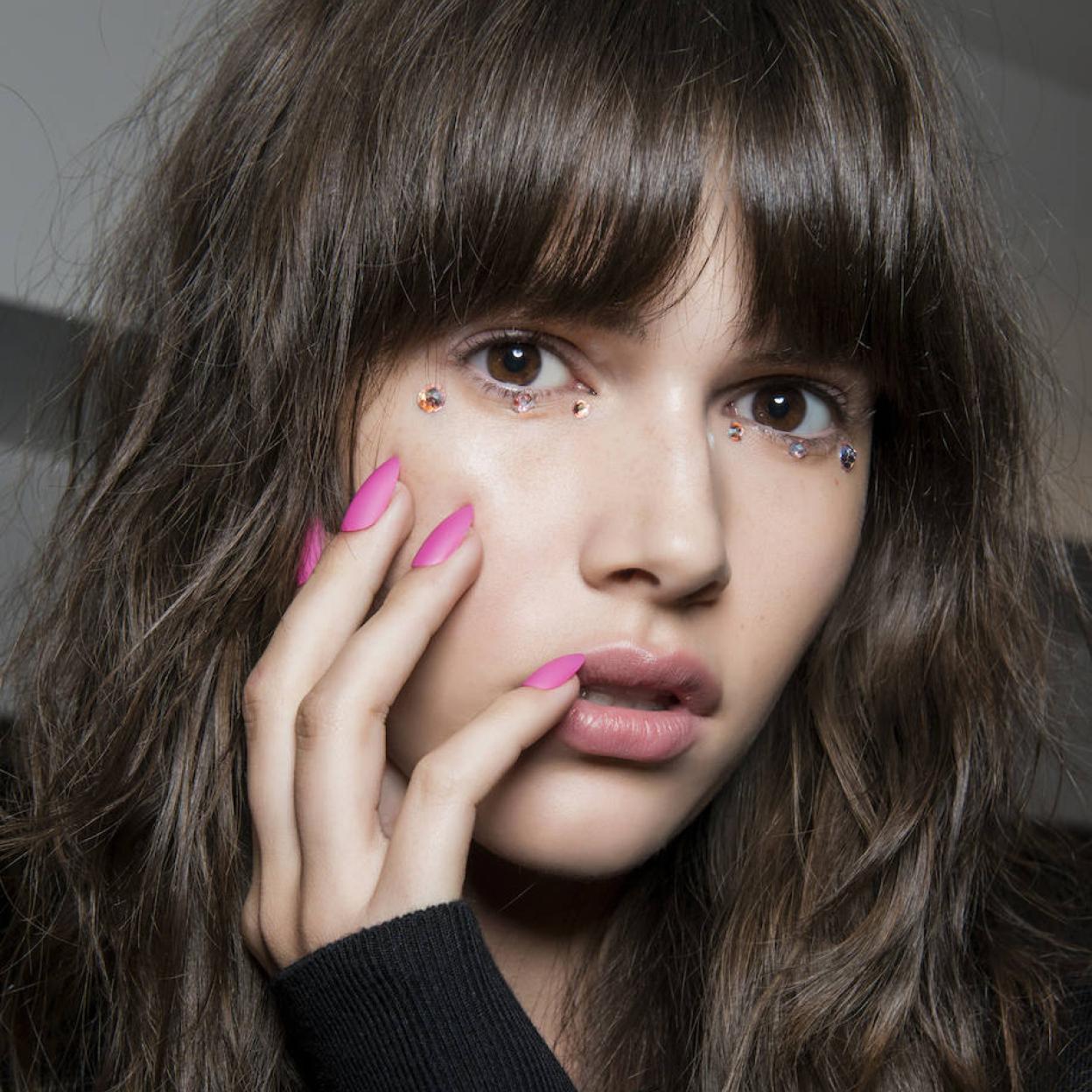 Modelo con uñas barbiecore en rosa