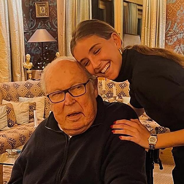 Una foto reciente de Vittorio Emanuele de Saboya con su nieta, Victoria, actual aspirante al trono de Italia tras la abdicación de su padre, Filiberto de Saboya. 