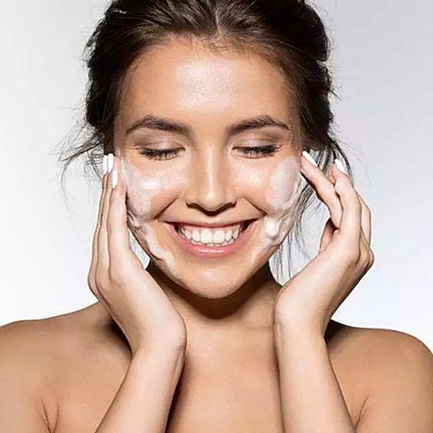 Mujer usando limpiador facial