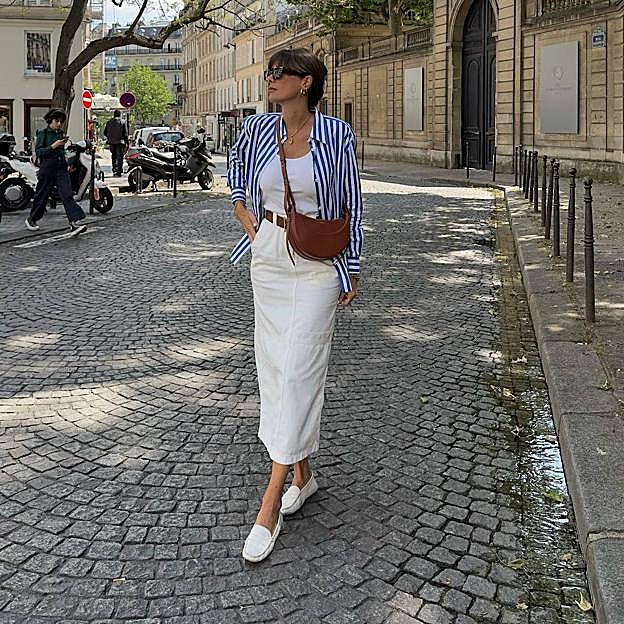 Francesa con look blanco y camisa de rayas como básicos para verano