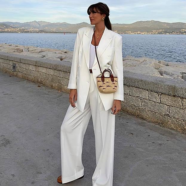 Influencer con traje blanco de lino para verano