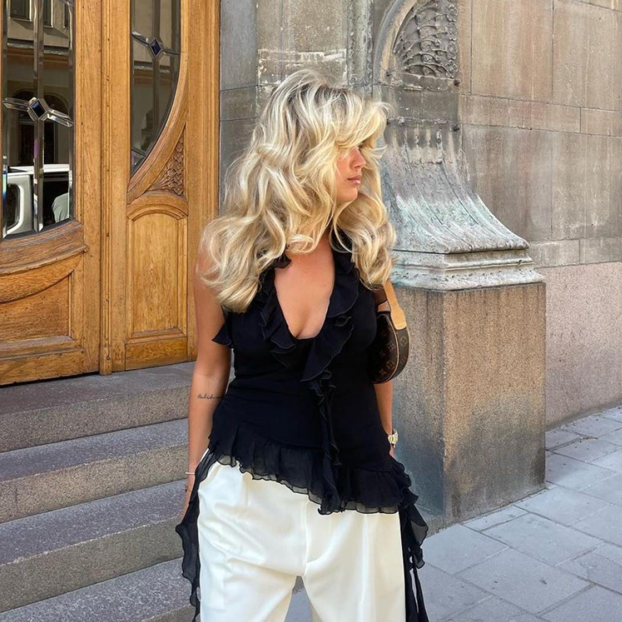 Una mujer con ondas definidas.