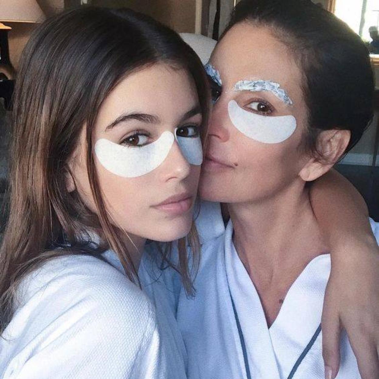 Cindy Crawford y Kaia Gerber con parches de ojos