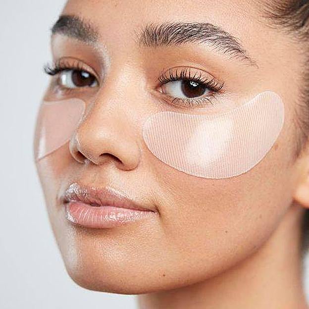 Mujer con parches para el contorno de los ojos