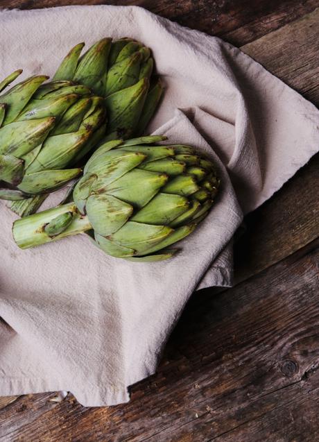 Imagen - Tres alcachofas sobre un trapo. / Imagen de Racool_studio en Freepik.