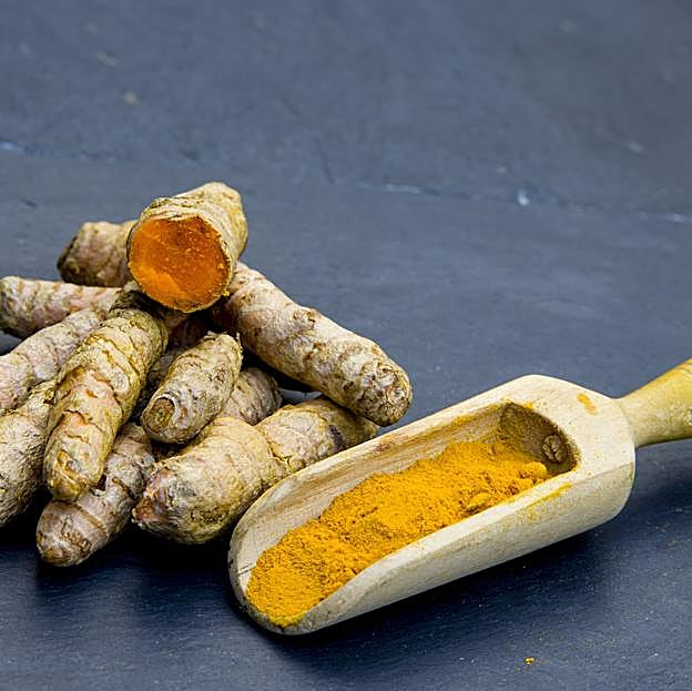 Cúrcuma fresca y en polvo. 