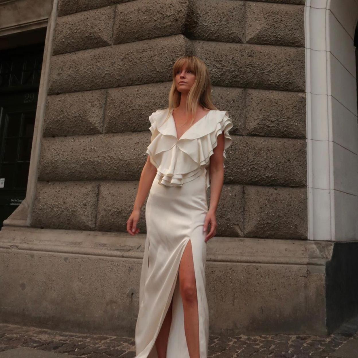 Una mujer con vestido midi.