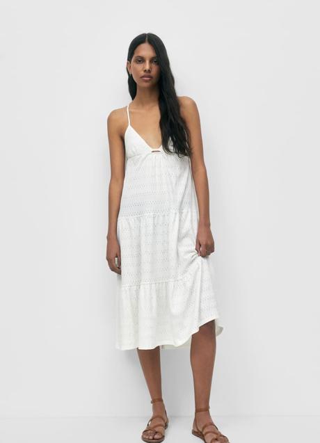 Imagen - Vestido midi de tirantes en color blanco de Pull & Bear. Foto: Pull & Bear.