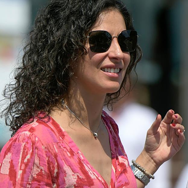 Sabemos de dónde es este vestido mini de Xisca Perelló tan ideal que ha combinado con sandalias de cuña