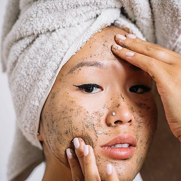 Mujer haciendo exfoliación