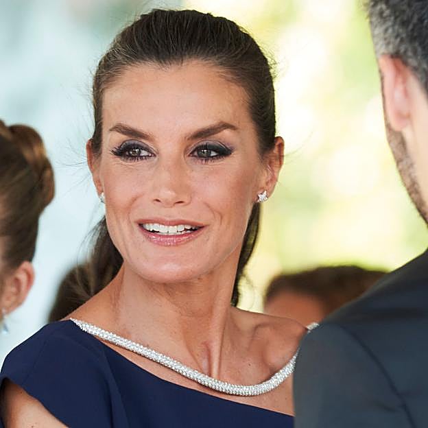 El maquillaje de la reina Letizia con unos pendientes de Chanel en los Premios Princesa de Girona 2022.
