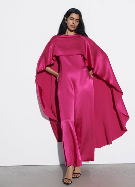 Imagen - Mono de invitada satinado con capa en fucsia