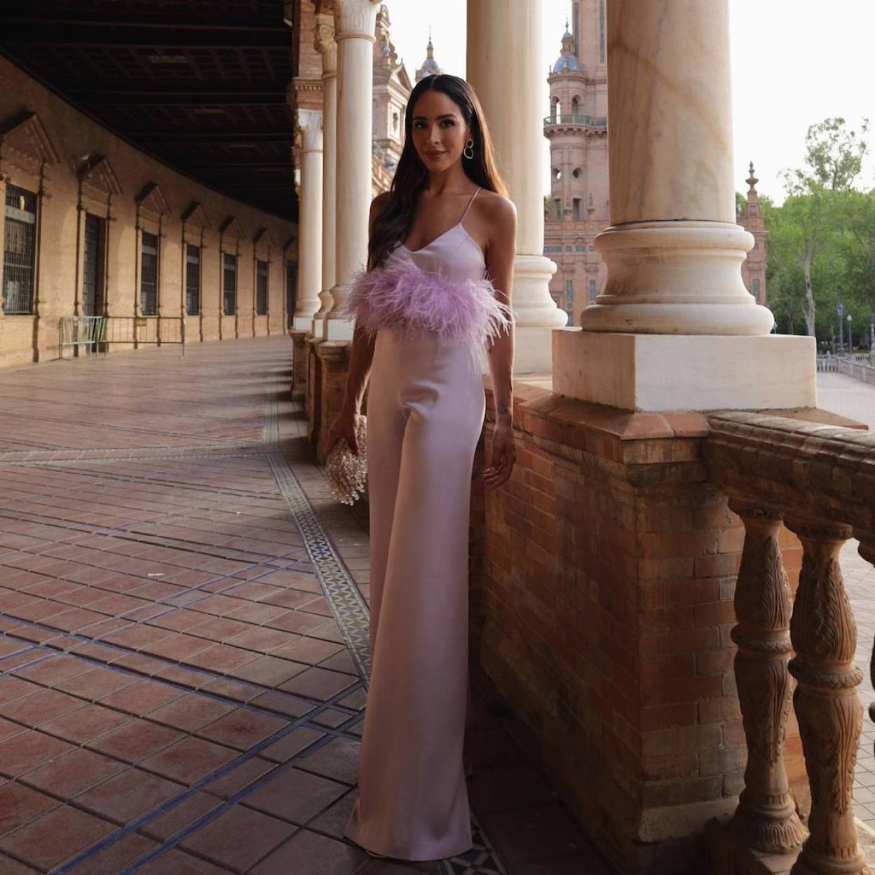 La influencer lleva un mono como look de invitada