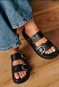 Imagen secundaria 2 - La camiseta de Adidas, los shorts de Pull&Bear y las sandalias de Sèzane.