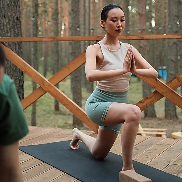 Sentadilla sissy, el ejercicio fácil que fortalece cuádriceps, refuerza el core y mejora el equilibrio