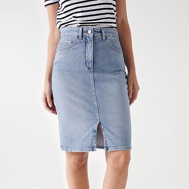 Imagen principal - La falda de Salsa Jeans, la pulsera de Kidult y la camiseta de Uniqlo.